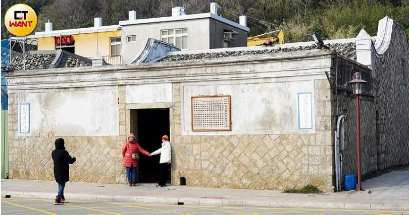 北竿遊客中心對面有百年古厝「坂里大宅」，興建當時算是當地豪宅，採用人字砌與丁字砌法建成。