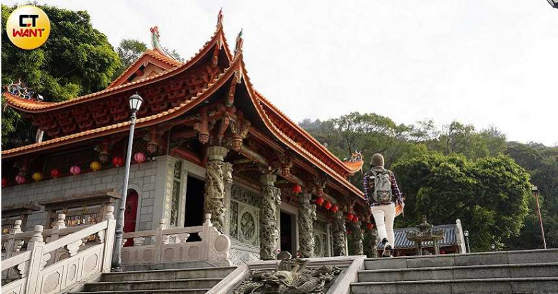 離開媽祖巨神像後，便忘了順路前往天后宮參拜、祈求媽祖庇佑。