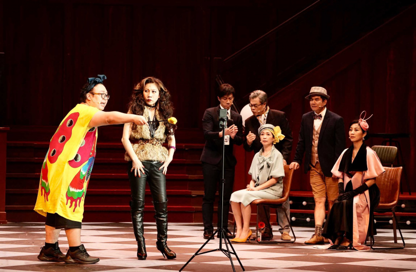 黃嘉千（前排右二）去年在舞台劇《明星養老院》有讓人印象深刻的演出。（圖／金星文創提供）