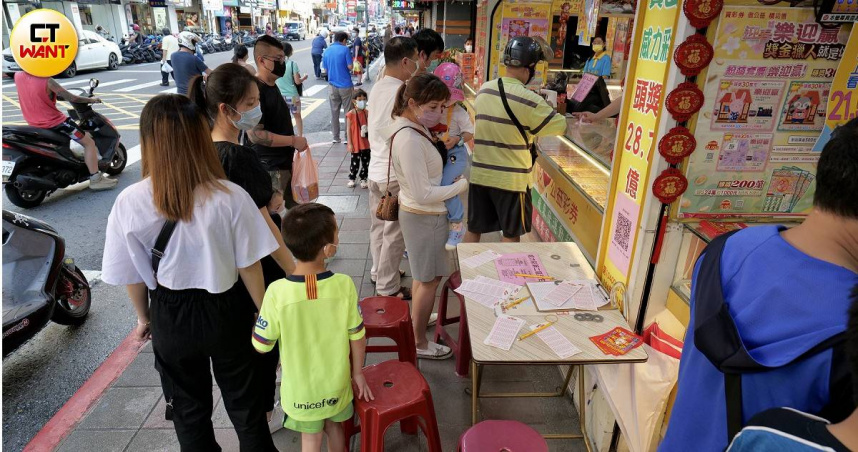 台彩春節加碼，想必又會吸引一波買氣。（圖／焦正德攝）