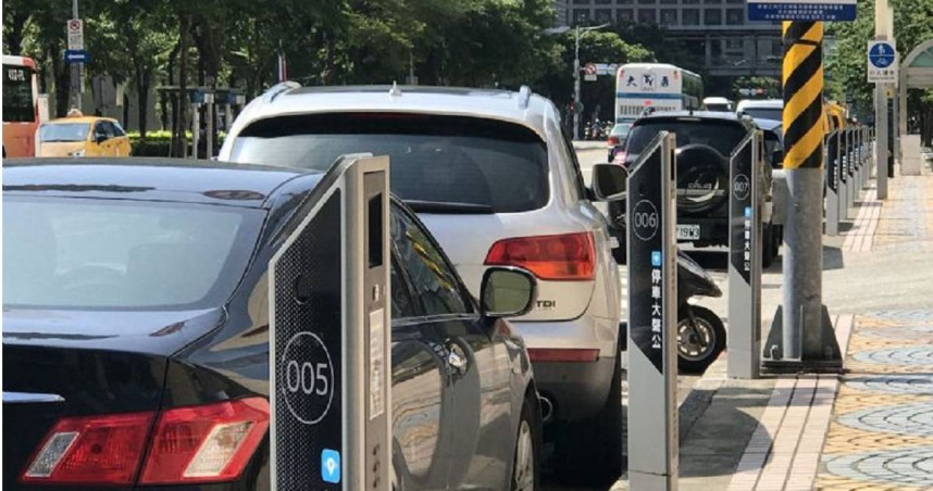 將智慧停車格整合充電功能，讓電動車主可以在路邊邊停車邊充電。（圖／宏碁智通提供）