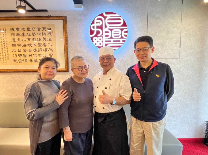 「年菜食物箱」由美食家胡天蘭（左2）協請腹響圓餐廳的范師父（右2），針對年菜所設計的菜餚。（圖／安得烈慈善協會提供）