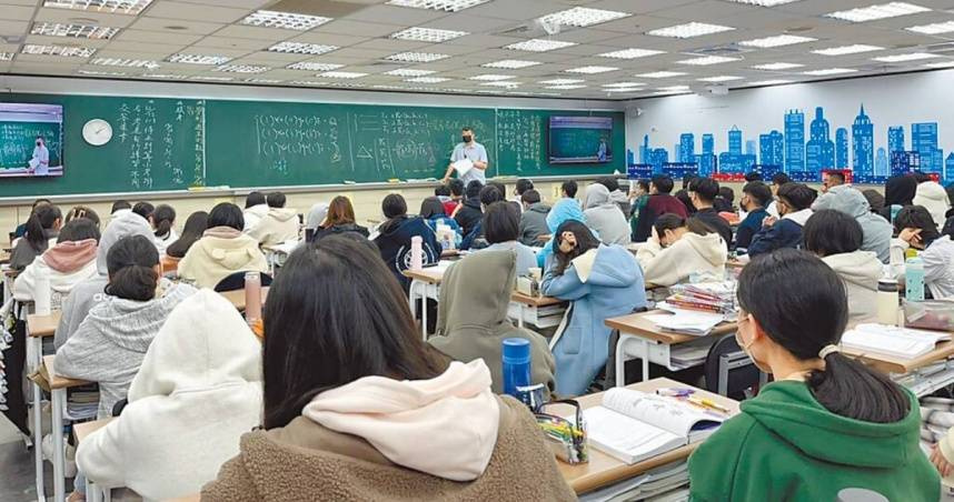 112學年度大學學測13日開跑，考期維期3天，共有11.8萬名考生報名。（圖／報系資料照）