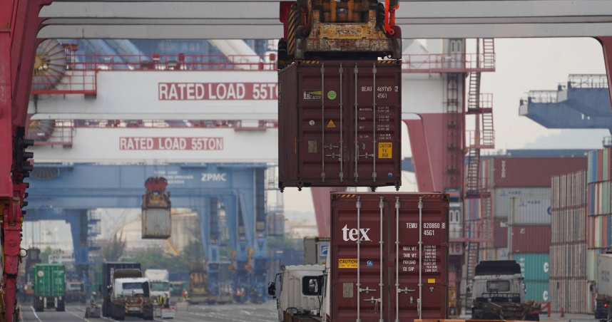據華爾街日報報導，過去兩年供應鏈中斷、船隻運載力有限，貨櫃運費高得驚人。（圖／報系資料照）