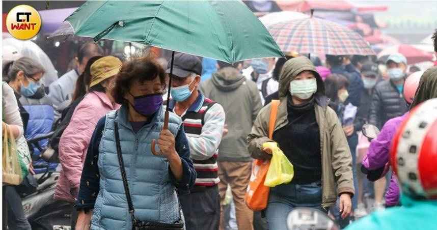 東北季風影響，氣象局針對基隆市、新北市、宜蘭縣發布大雨特報。（圖／黃耀徵攝）