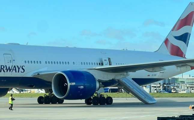 英國航空（British Airways）一架波音777客機日前發生一起烏龍事件，一名第一天上班的菜鳥空服員誤觸逃生梯裝置，導致一連串緊急疏散程序被觸發。（圖／翻攝推特@FlightModeblog）