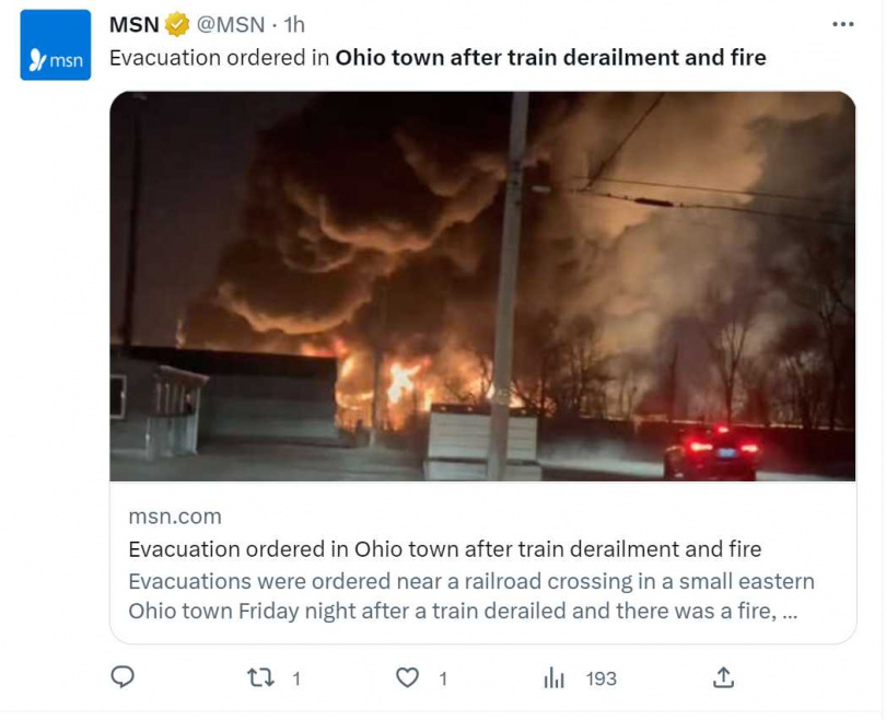 美國驚傳火車嚴重出軌事故，現場陷入一片火海。（圖／翻攝自推特）