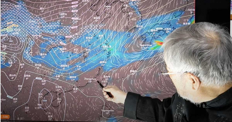 李富城提醒在中國大陸和日本形成大雪的冷空氣即將抵達台灣。（圖／翻攝自李富城談天說地YouTube）