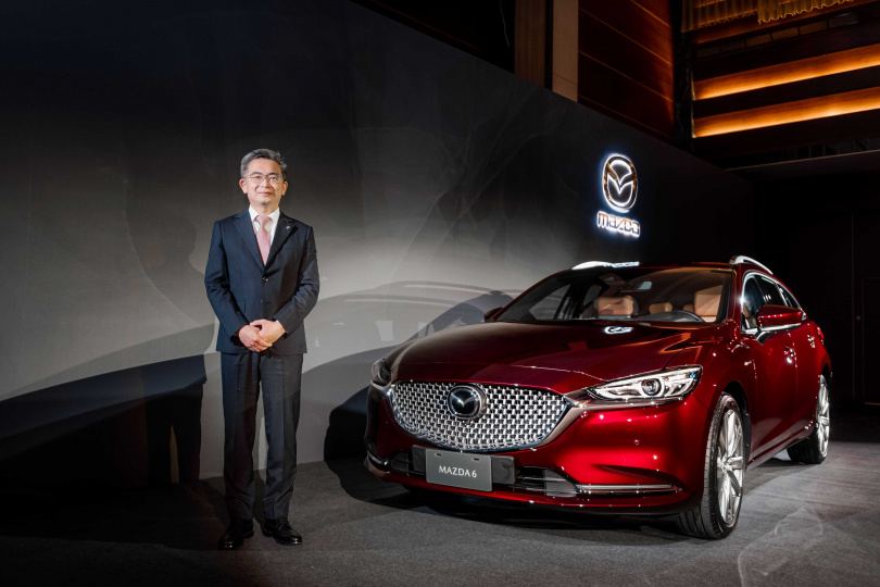 Mazda 6 20th Anniversary Edition車頭以高光澤水箱護罩呈現霸氣氛圍，融合優雅絕美的不凡姿態與快意奔馳的動感跑格，馬自達總經理劉建良與其合影。（圖／Mazda提供）