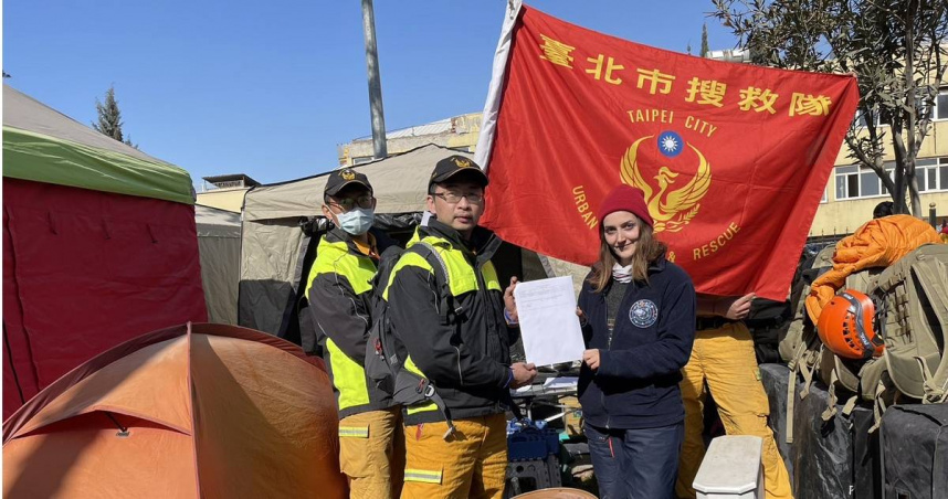 台灣搜救隊撤離土耳其，留下物資贈與當地救災單位。（圖／擷取自Facebook／臺北市搜救隊）