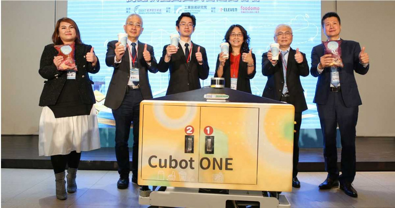 經濟部技術處補助工研院打造全臺第一個機器人外送員Cubot ONE，自3月1日起在高雄軟體園區的7-ELEVEN軟科門市試營運AMR外送服務。左起為foodomo總經理簡心縈、工研院副院長張培仁、經濟部技術處專門委員張能凱、高雄市經發局專門委員陳怡良、統一超商協理謝冠宏、海量數位董事長施中仁。（圖／工研院提供）