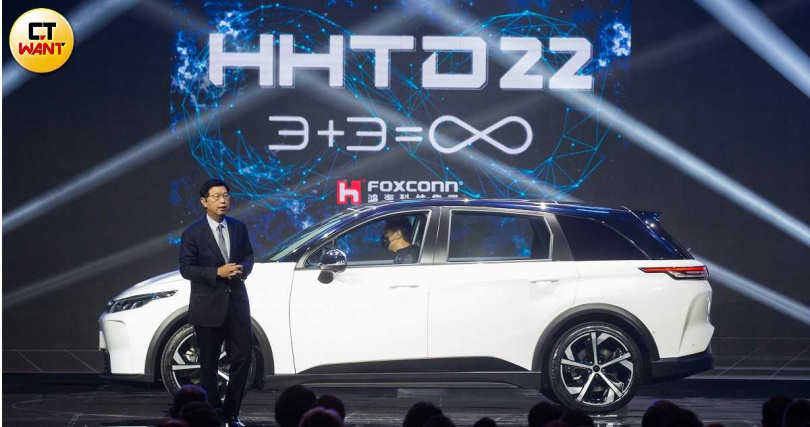 鴻海董事長劉揚偉設定，集團電動車營收要在2025年達到1兆元。（圖／黃威彬攝）