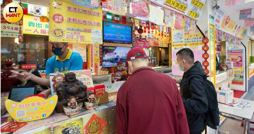 威力彩已經連10期槓龜，今晚頭彩上看8億元。（圖／黃鵬杰攝）