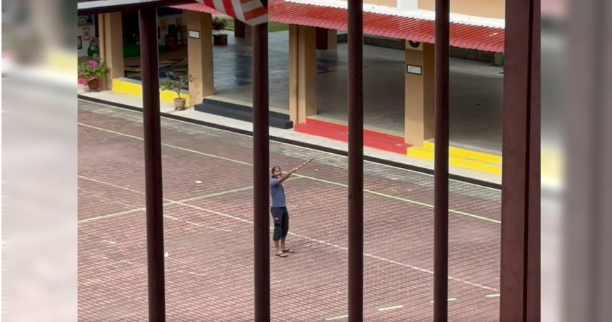 馬來西亞一間小學1日出現一名男子，手拿木棍在校園內遊蕩。（圖／翻攝自臉書／SK Taman Warisan Puteri）