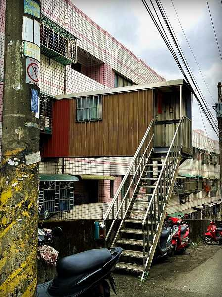 屋主從3樓搭建鐵皮屋和樓梯。（圖／翻攝自路上觀察學院）