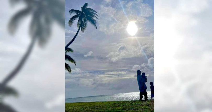 濱崎步在Instagram發出她和2名孩子在國外度假的遠景合照，以英文感性透露「放手繼續前進，我依然相信人生是美好」。（圖／翻攝自Instagram／@a.you）