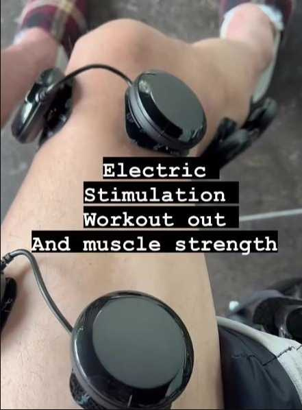 傑瑞米雷納正在進行一項「電脈衝刺激訓練（electric stimulation workout）」。(圖/翻攝自IG)