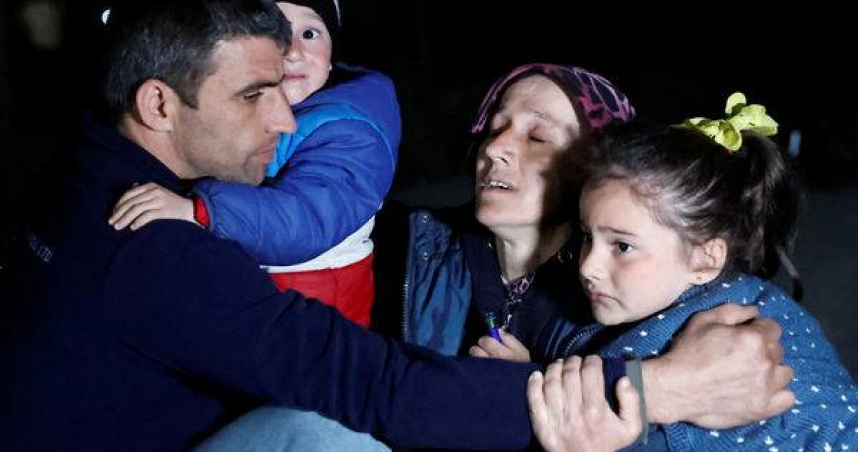 土耳其6.4地震發生時，哈塔伊省有災民全家人衝出帳篷，跑到空地上抱在一起避難，表情看起來驚恐又無奈。（圖／路透社）
