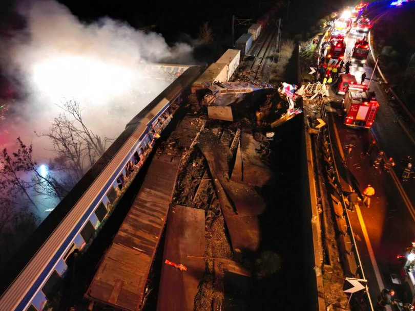 希臘一輛載有350名乘客的列車與一輛貨運列車相撞，列車出軌後，有至少3節車廂起火，造成至少32人死亡，逾85人受傷。（圖／達志／美聯社）