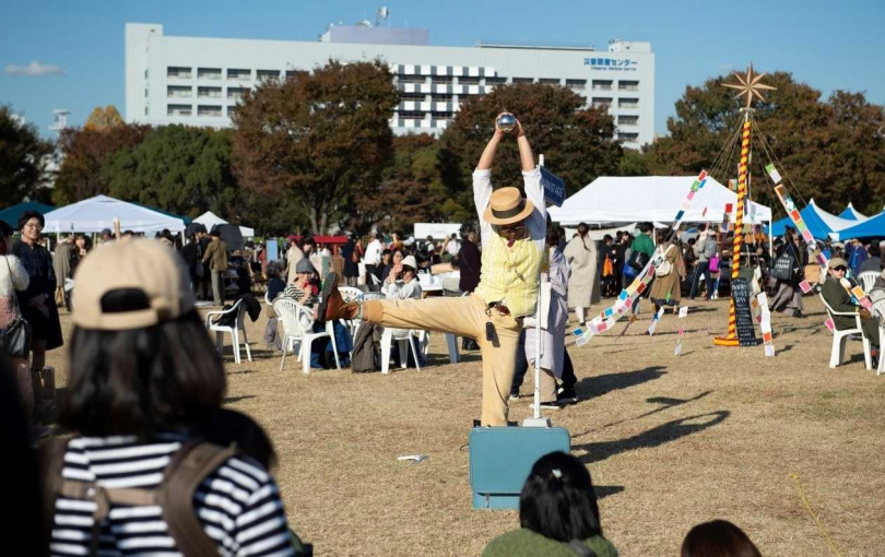 在東京蚤之市還能欣賞由歌手、樂團、各藝術領域表演者帶來的精采演出。（圖／Ⓒ手紙社提供）