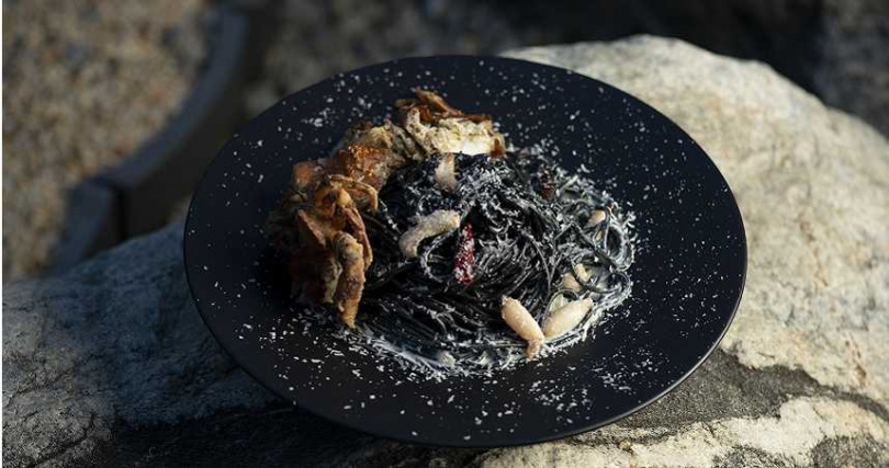 「酥炸軟殼蟹辛香奶油黑義大利麵」。