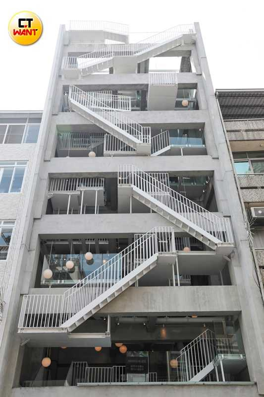 看似大門入口實是建築背面的這塊區域，可明顯看出「衖 Lòng Stairs」將巷弄意象改為垂直向上設計的構思。（圖／林士傑攝）