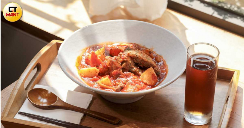 「幸福好麵套餐－義式番茄濃湯燉小排」可嘗到加入大量番茄的自然鮮甜與軟嫩入味的排骨。（289元，圖／林士傑攝）
