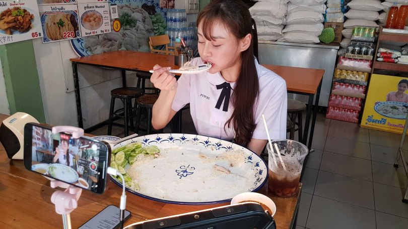 網紅「泡芙餓了麼」在泰國成功完成吃雞肉飯的挑戰。（圖／翻自臉書）  