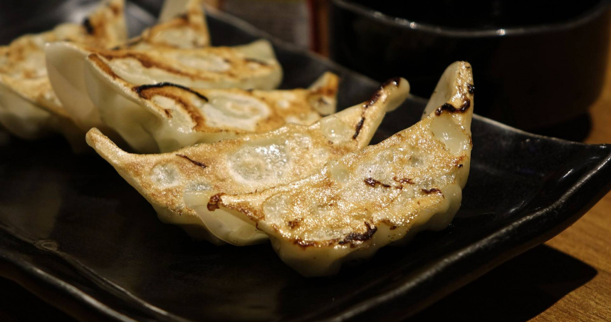 日本京都一名連鎖店「餃子的王將」的老闆井上定博近日決定重出江湖，延續「洗碗換餐」的善舉。（示意圖／pixabay）