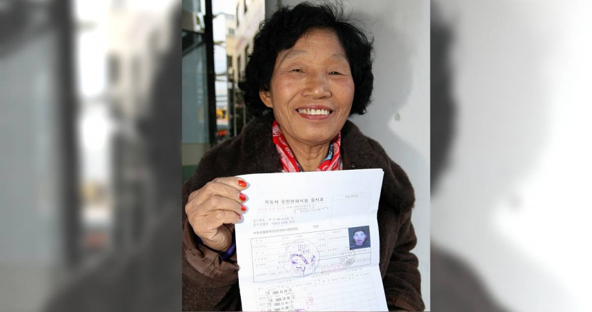 來自南韓的車思順考了960次筆試與10次的路考後，終於順利拿到汽車駕照。（圖／美聯社）