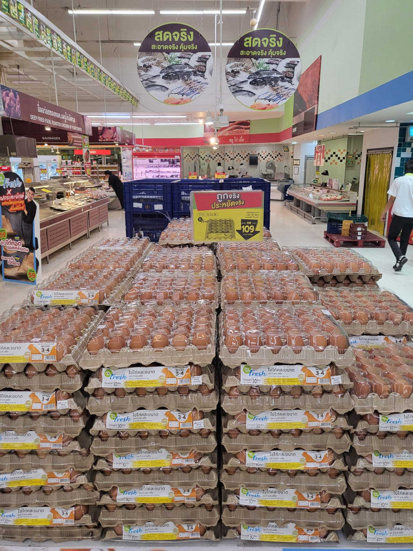 岳庭曬出普吉島超市的雞蛋狀況，滿滿一區特價雞蛋，完全沒有缺蛋問題。（圖／翻攝自岳庭臉書）