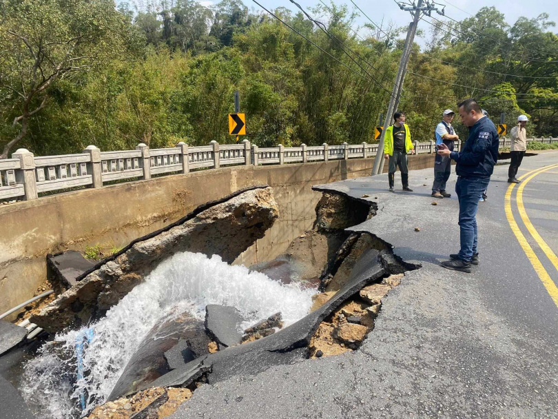 新竹縣寶山村寶山路一段的地下水管今（12日）上午突然爆裂。（圖／翻攝自寶山鄉公所臉書）