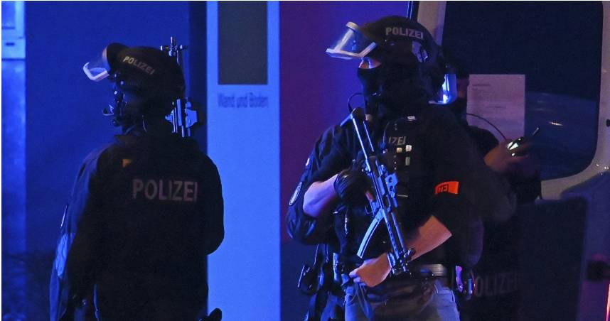 德國漢堡發生槍擊事件，至少有7人死亡。圖為武裝警察在槍擊現場附近。（圖／達志／美聯社）