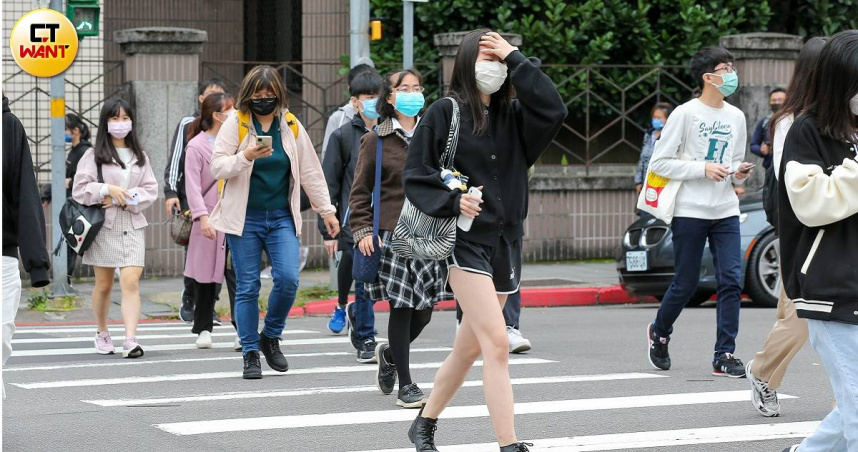 周末北台灣氣溫驟降10度，北部、東半部及南部山區易有降雨機率發生。（示意圖／黃耀徵攝）