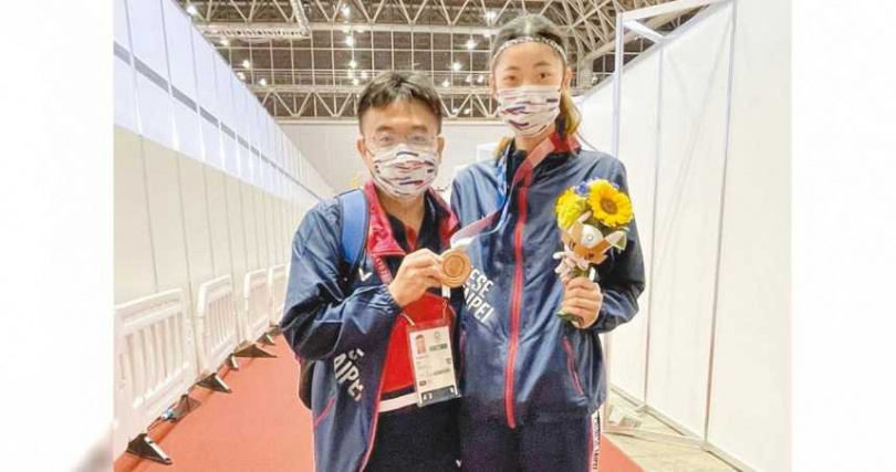 跆拳道教練劉聰達（左）與東京奧運跆拳道銅牌得主羅嘉翎（右）。（圖／新北市教育局提供）