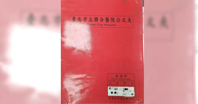 蘇一峰收到一個紅色公文夾，裡面居然是匿名的投訴信。（圖／翻攝自臉書／蘇一峰）