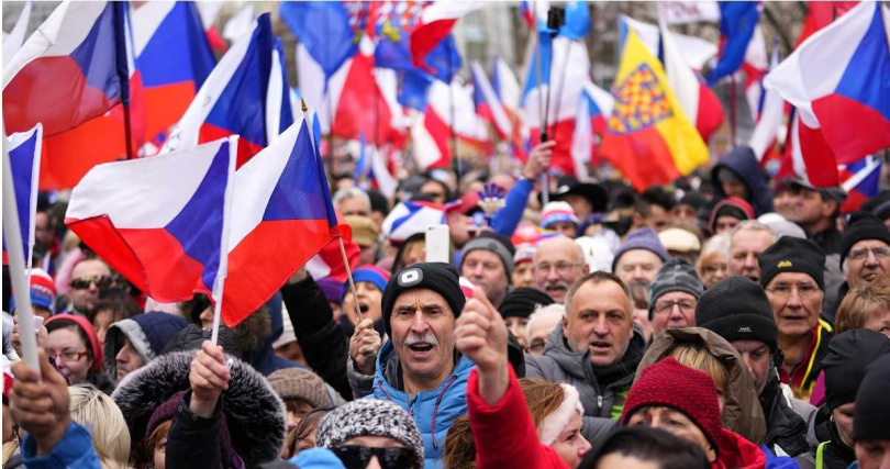 數以千計民眾11日走上捷克首都布拉格街頭，以表達對政府施政方針與通膨飆升的不滿。（圖／達志／美聯社）