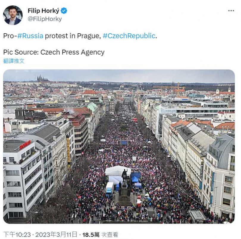 數以千計民眾11日走上捷克首都布拉格街頭，以表達對政府施政方針與通膨飆升的不滿。（圖／翻攝自推特）