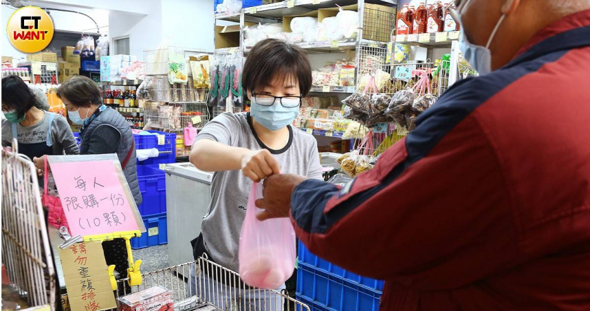 蛋價連連漲，買蛋不僅要要排隊，店家還限量購買，希望大家都買得到。（圖／黃鵬杰攝）