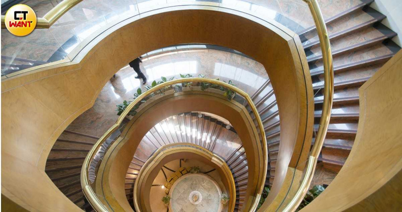 台中長榮桂冠酒店打造歐風迴旋梯，迄今仍為飯店觀光界經典之作。（圖／黃威彬攝）