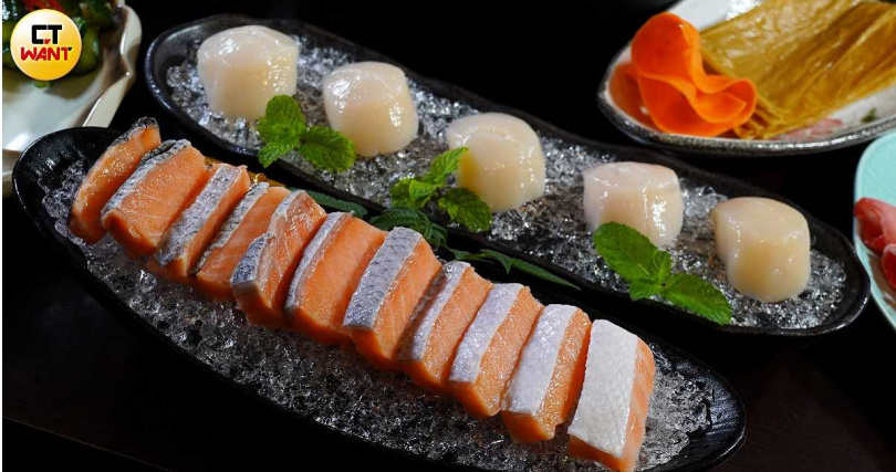 母親節套餐的頂級肉品海鮮可從「日本A5和牛紐約客」、「北海道大干貝&紅鑽鮭魚菲力」中2選1。