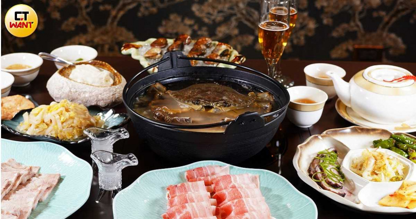 「鍋王雙人套餐」包含遼寧酸菜白肉鍋、新鮮活體大海蟹、台灣帶皮五花肉、手工溫體豬肉丸等超過10道好料。（6,880元+10%）