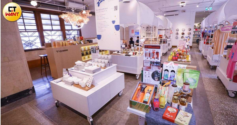 「未來市X COFFEE TO」除了可品味職人咖啡，也可以選購文具、餐瓷及設計感生活用品。（圖／趙文彬攝）