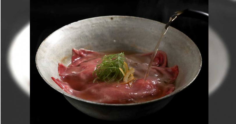 「和牛飛魚煮干拉麵」的捲心肉片控溫於85℃的高湯汆炙出最佳嫩度，而和牛油脂也充分融入海味湯汁中。（590元，圖／和牛研究室提供）