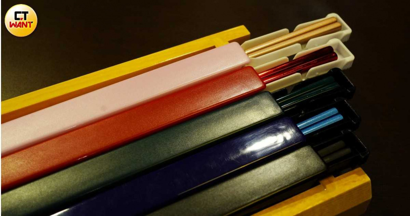 顧客除了可依喜好自選筷箸顏色，從調配沾醬到涮煮肉類、海鮮皆有專人桌邊服務。