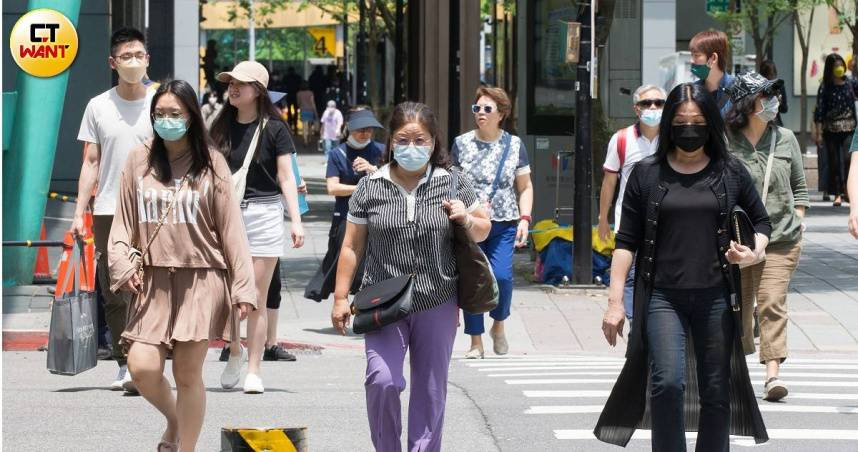 明天（28日）環境轉為東南風且水氣減少，各地大多為多雲到晴可以見到陽光的天氣，溫度方面白天高溫會比今天進一步回升。（示意圖／ 黃威彬攝）