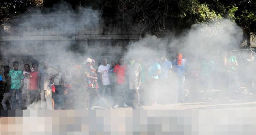 友邦海地長期受黑幫肆虐，首都太子港（Port-au-Prince）居民本月24日當街將多名幫派份子毆打致死並焚屍，數百人在現場圍觀。（圖／路透社）