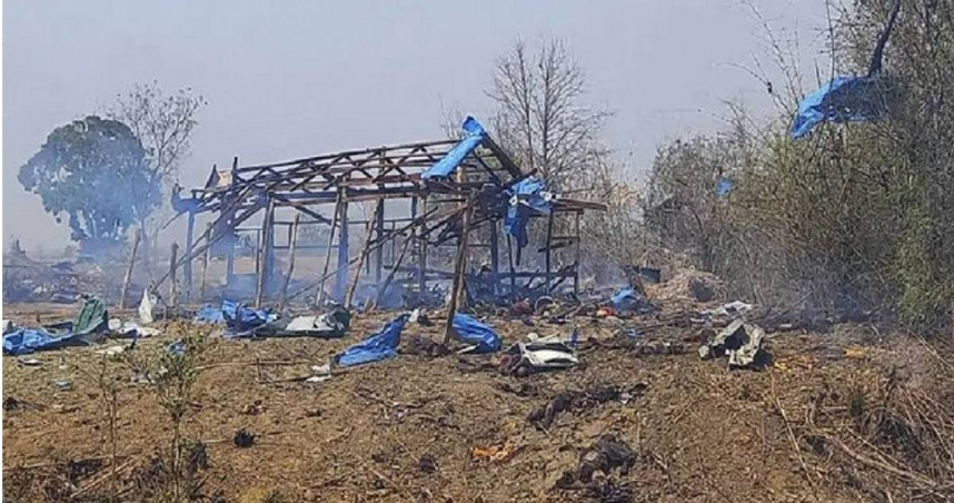 緬甸村莊慘遭軍政府空襲掃射，至少百位平民喪生。（圖／Twitter／@mkawlat26）
