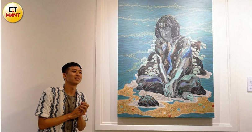 名為「我在」的這幅畫作講述做為女兒堅強後盾的江高女士的故事，她面前注視的石頭即象徵其女兒。（圖／魏妤靜攝）