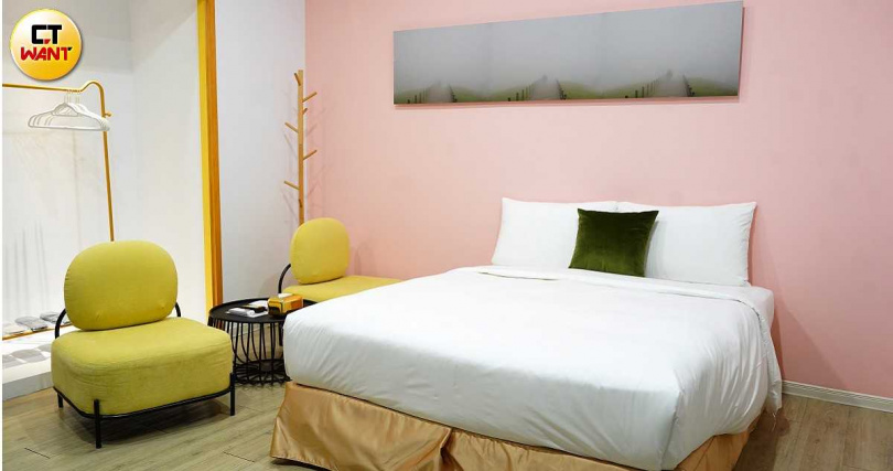 4樓部分房間以粉紅色為主牆色，讓人想起《歡迎來到布達佩斯大飯店》的電影海報。（圖／魏妤靜攝）